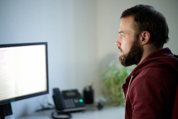Softwareentwickler am Arbeitsplatz
